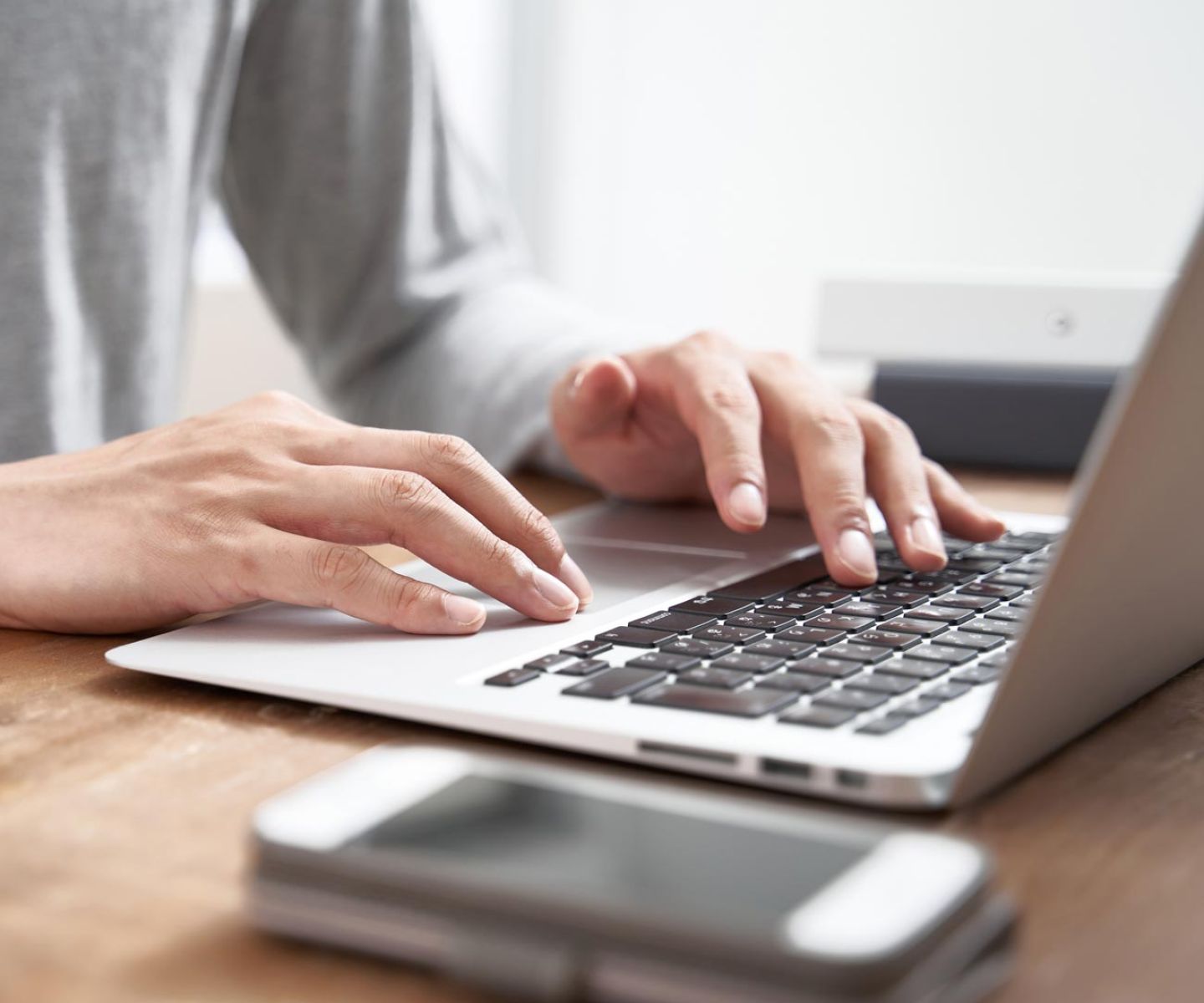 Persoon op laptop bezoekt werkenbij website