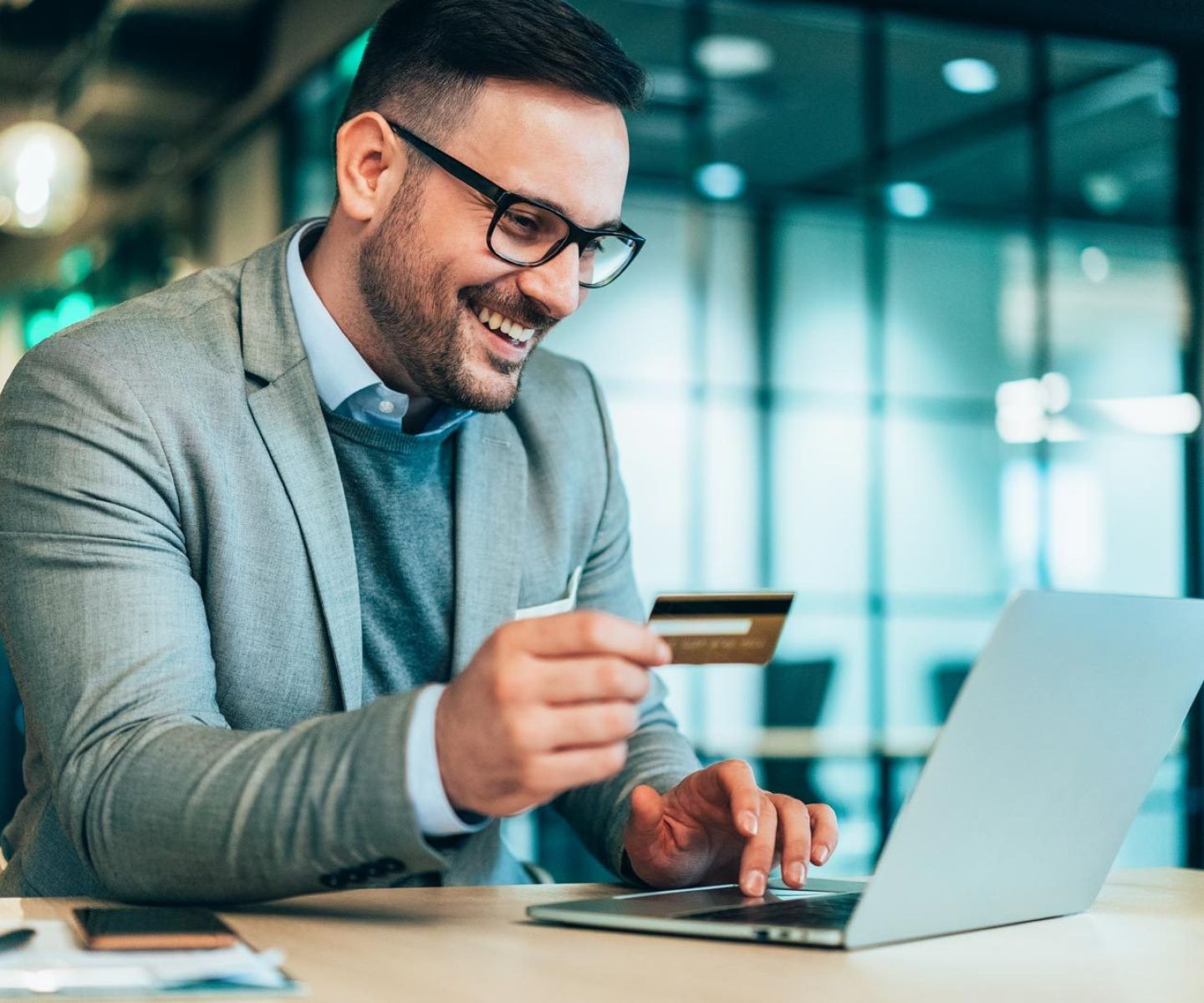 Zakenman plaatst bestelling op een b2b webshop die aan de regels voldoet